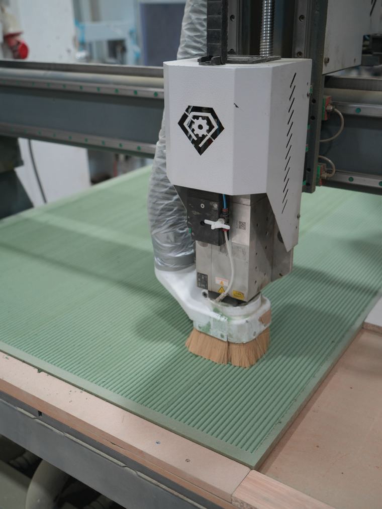 رأس ماكينة CNC أثناء تشكيل لوح خشبي